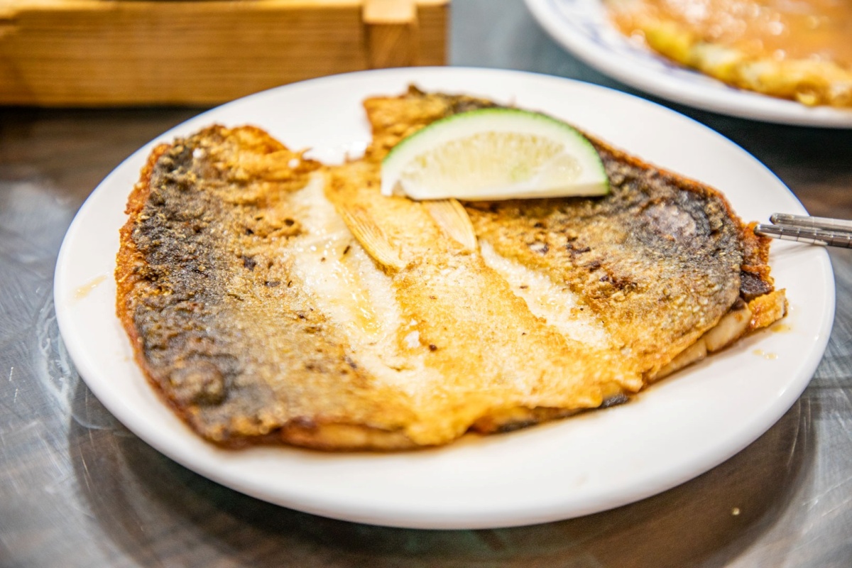 「煎虱目魚肚」煎到酥脆微焦,完全沒有腥味,魚肚油脂甜美鮮嫩,魚皮更是酥得像餅乾一樣!(圖/大手牽小手。玩樂趣 提供)