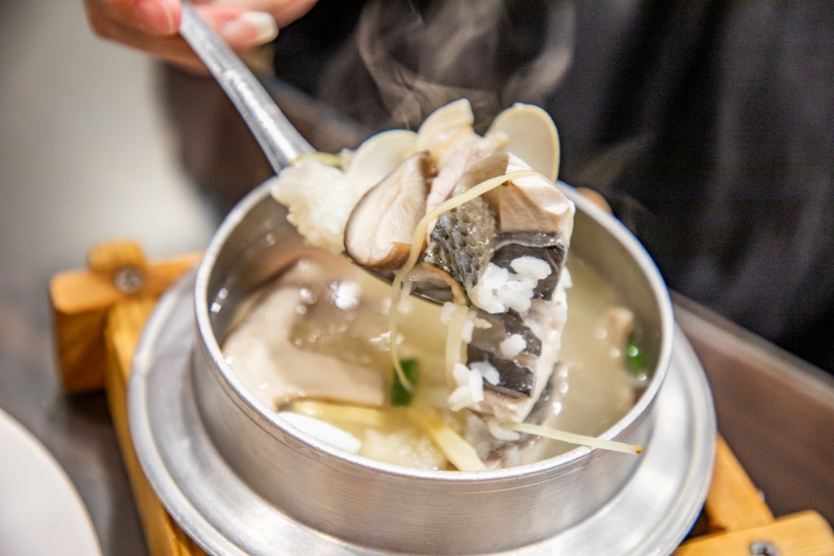 「海產粥」有鮮蝦、蛤蜊、虱目魚肚、香菇等配料,湯頭鮮美。(圖/大手牽小手。玩樂趣 提供)