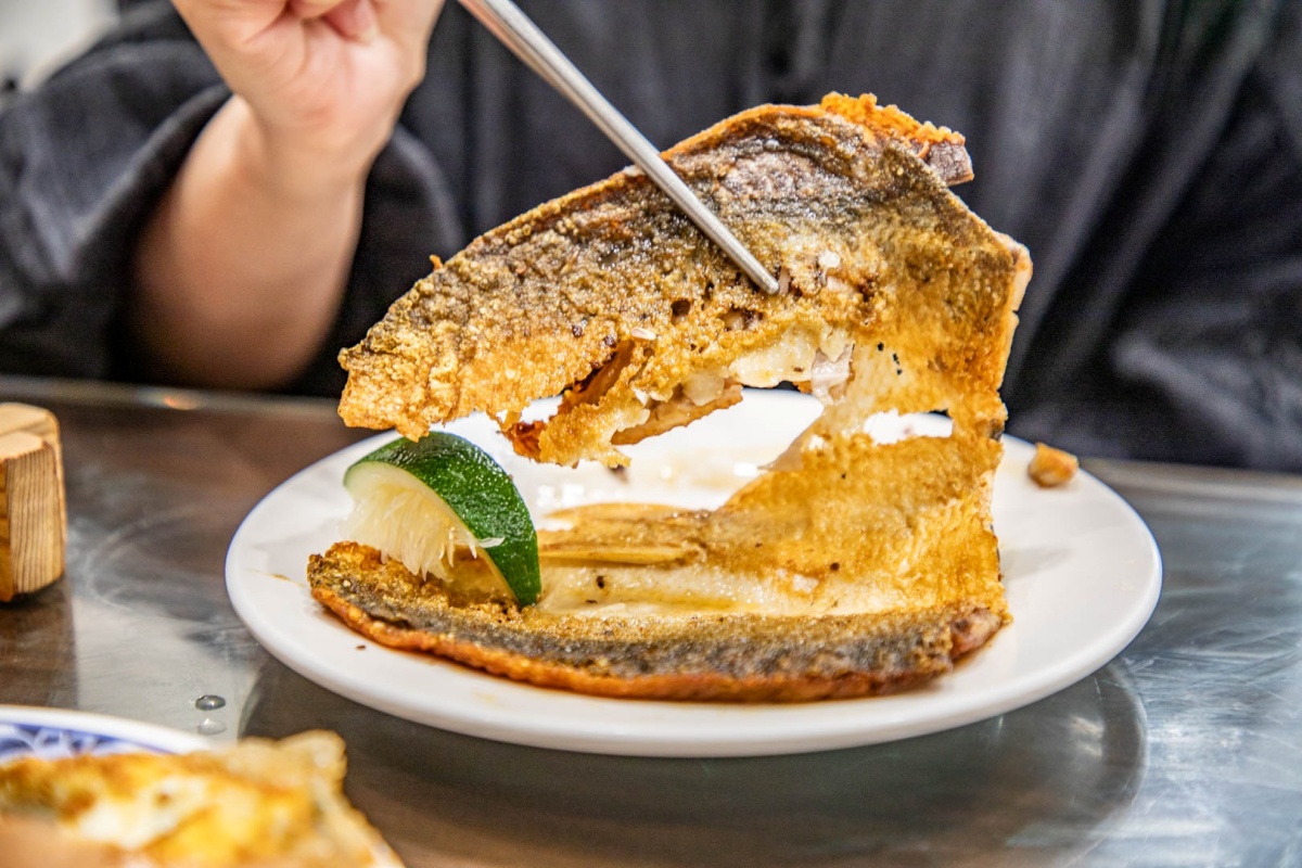 「煎虱目魚肚」煎到酥脆微焦,完全沒有腥味,魚肚油脂甜美鮮嫩,魚皮更是酥得像餅乾一樣!(圖/大手牽小手。玩樂趣 提供)