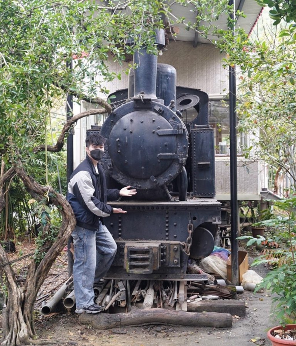 餐廳收藏一部百年蒸汽火車頭,還設有專門用來送餐的鐵道。(圖/阿華田的美食日記 提供)