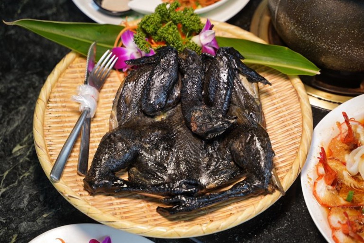 「鹽焗烏骨雞」(820元,全隻)皮Q肉嫩,肉質鮮美還帶有甜味。(圖/阿華田的美食日記 提供)