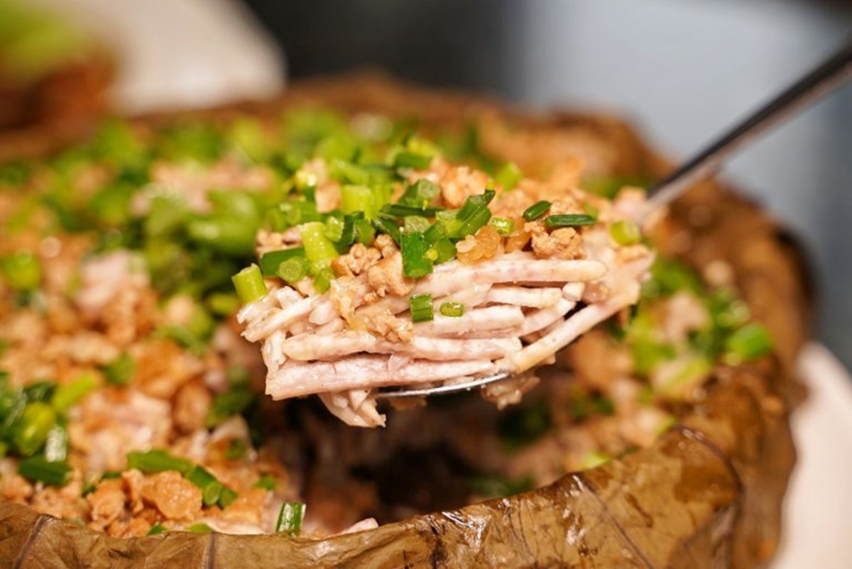 「菜脯芋頭絲」(390元)綿密芋香與肉燥鹹香交織在一起,每一口都香氣十足。(圖/阿華田的美食日記 提供)