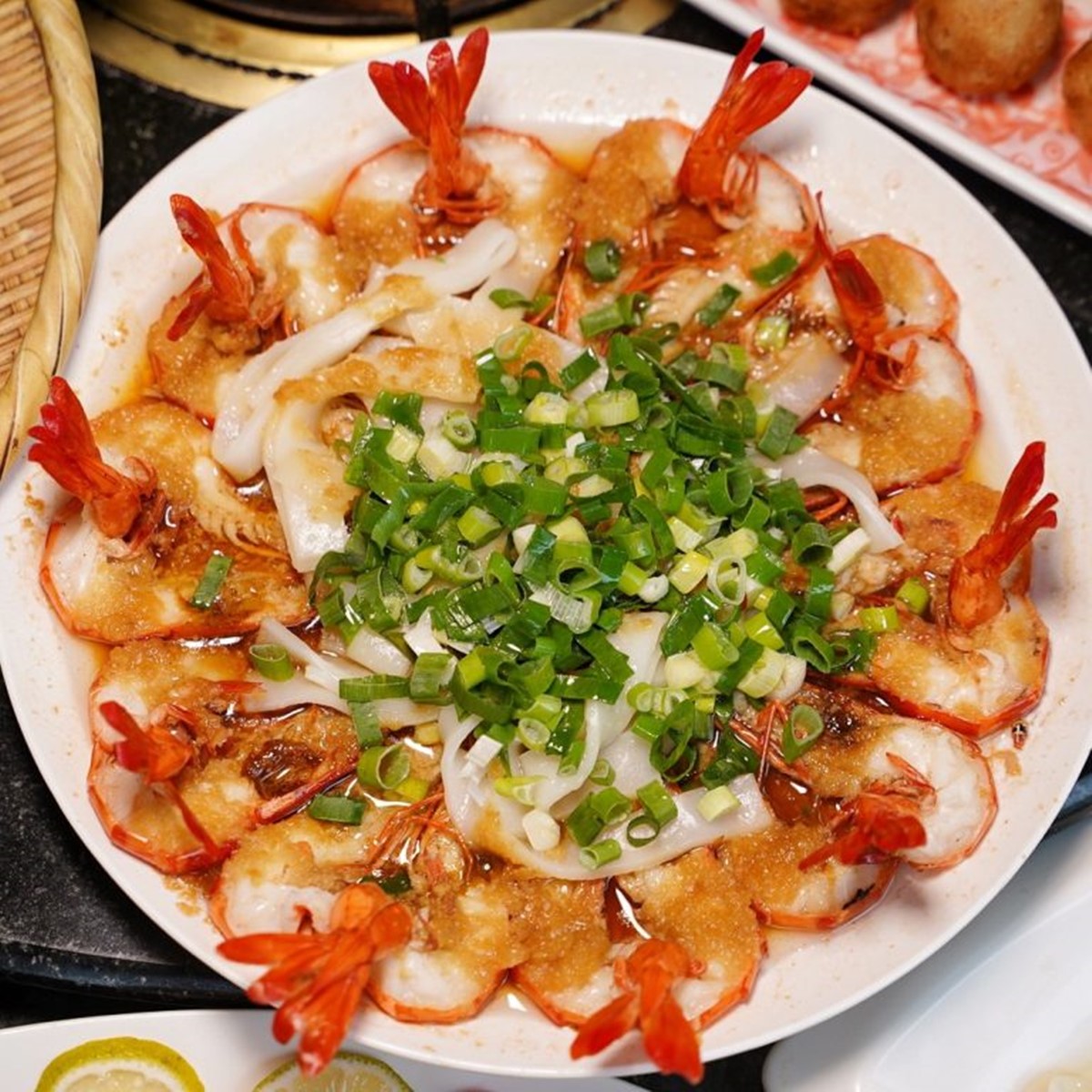「蒜茸蒸草蝦」(550元,大份)以香濃蒜泥、Q彈草蝦搭配美濃粄條上桌。(圖/阿華田的美食日記 提供)