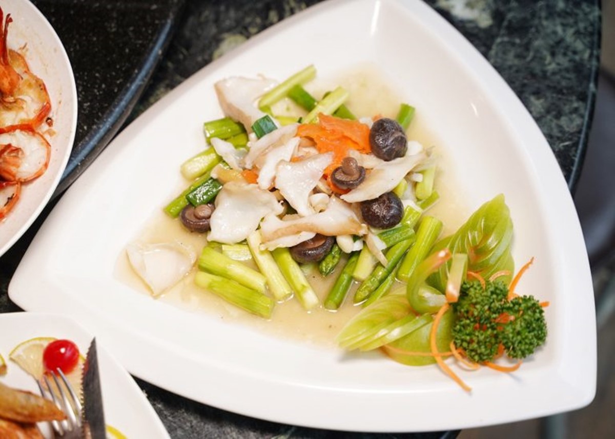 「蘆筍鮑魚」(680元)蘆筍口感爽脆,鮑魚彈牙鮮美,是道色香味俱全的菜。(圖/阿華田的美食日記 提供)