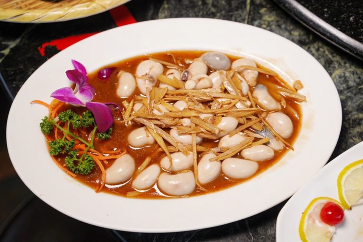 「麻油雞佛」(550元,半斤)上桌香氣十足,也是很滋補的一道料理。(圖/阿華田的美食日記 提供)
