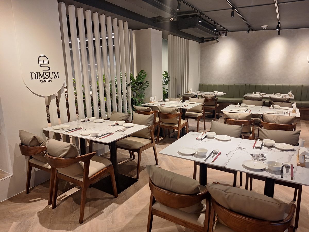 點八粵忠孝店以「現代中式美學」為靈感,打造沉穩卻溫暖的用餐空間,適合情侶約會、家庭聚餐或商務宴請。(圖/點八餐飲集團)