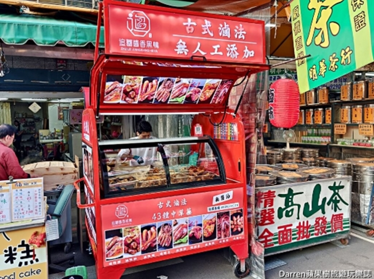 追蕾醬香黑鴨的粉亮色攤位,在各大夜市中超吸睛。(圖/Darren蘋果樹旅遊玩樂誌提供)