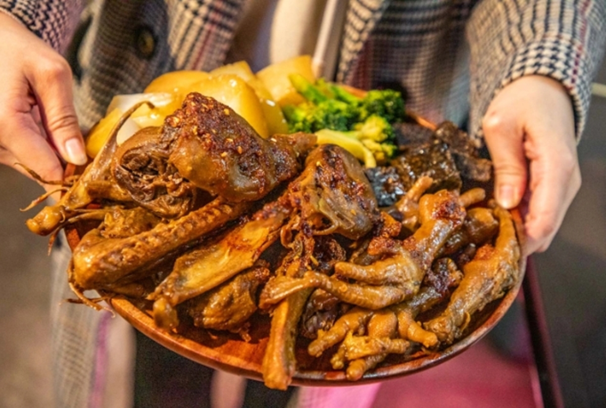 老闆自製滷汁與費工炒糖上色,滷出的食材個個色澤油亮。(圖/大手牽小手。玩樂趣提供)