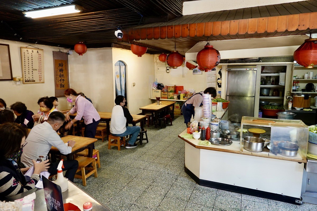 店內也掛著紅色燈籠,料理區是傳統矮灶,座位區是矮桌+小板凳,很有傳統路邊小吃攤的味道。(圖/貓大爺部落格 提供)