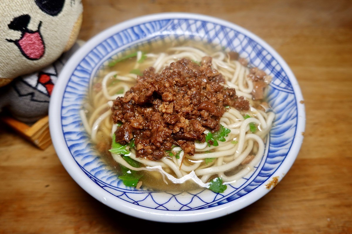「擔仔麵」(40元)肉燥給得很多,香氣濃郁,是許多人從小吃到大的好味道。(圖/貓大爺部落格 提供)