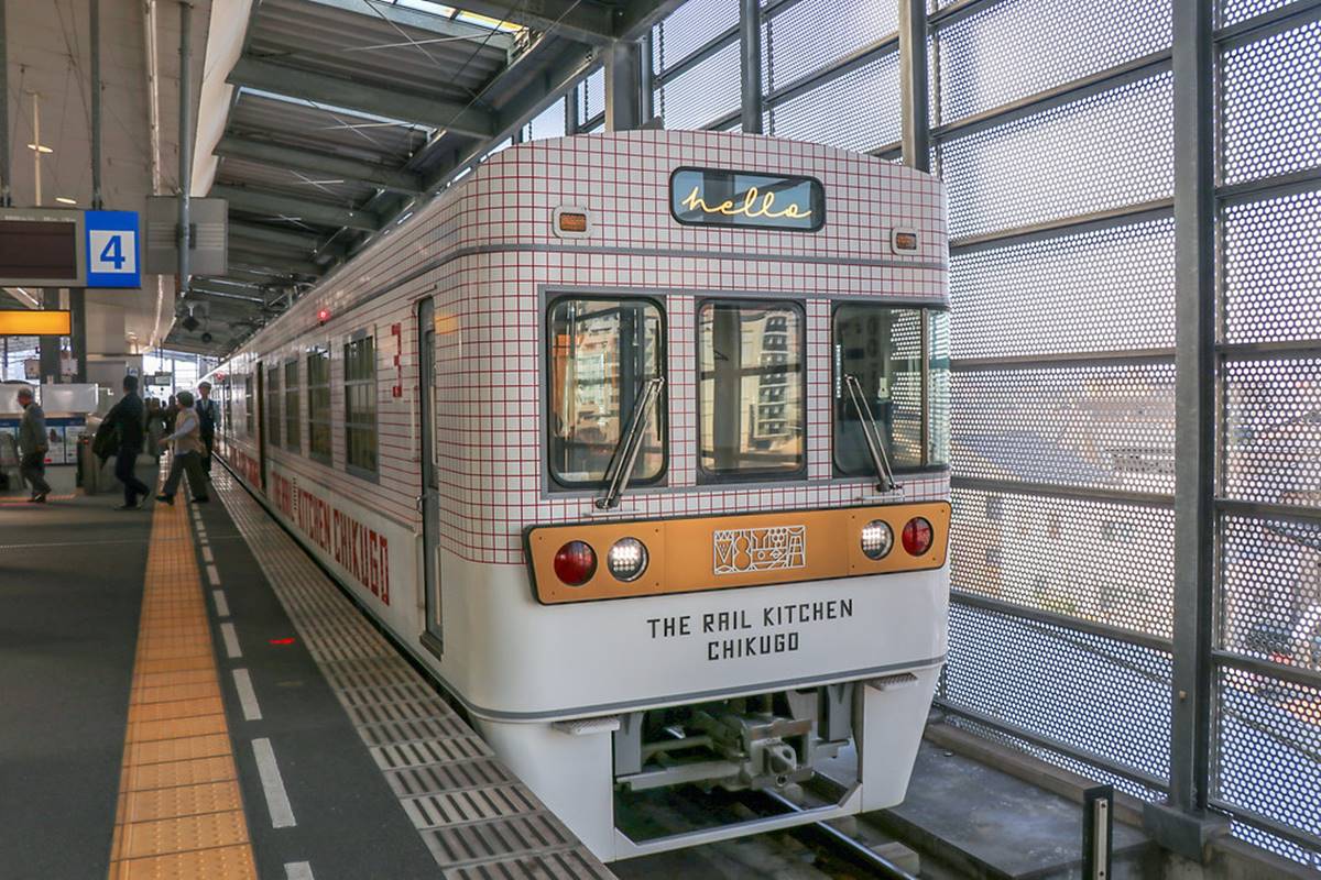 「筑後廚房電車」的外觀則是非常特殊的紅白格紋造型,據說這個造型的靈感就是來自廚房的布巾。(圖/加小菲愛碎碎念 提供)