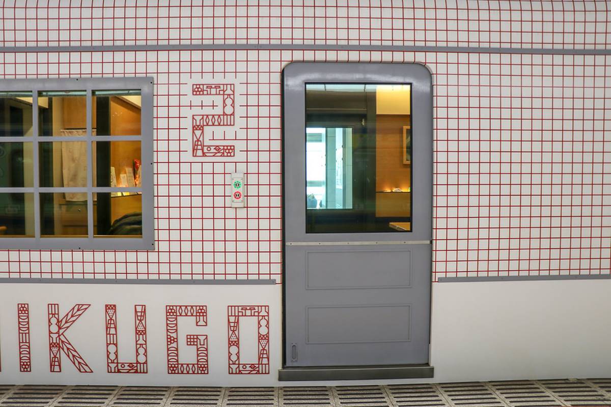 「筑後廚房電車」的外觀則是非常特殊的紅白格紋造型,據說這個造型的靈感就是來自廚房的布巾。(圖/加小菲愛碎碎念 提供)