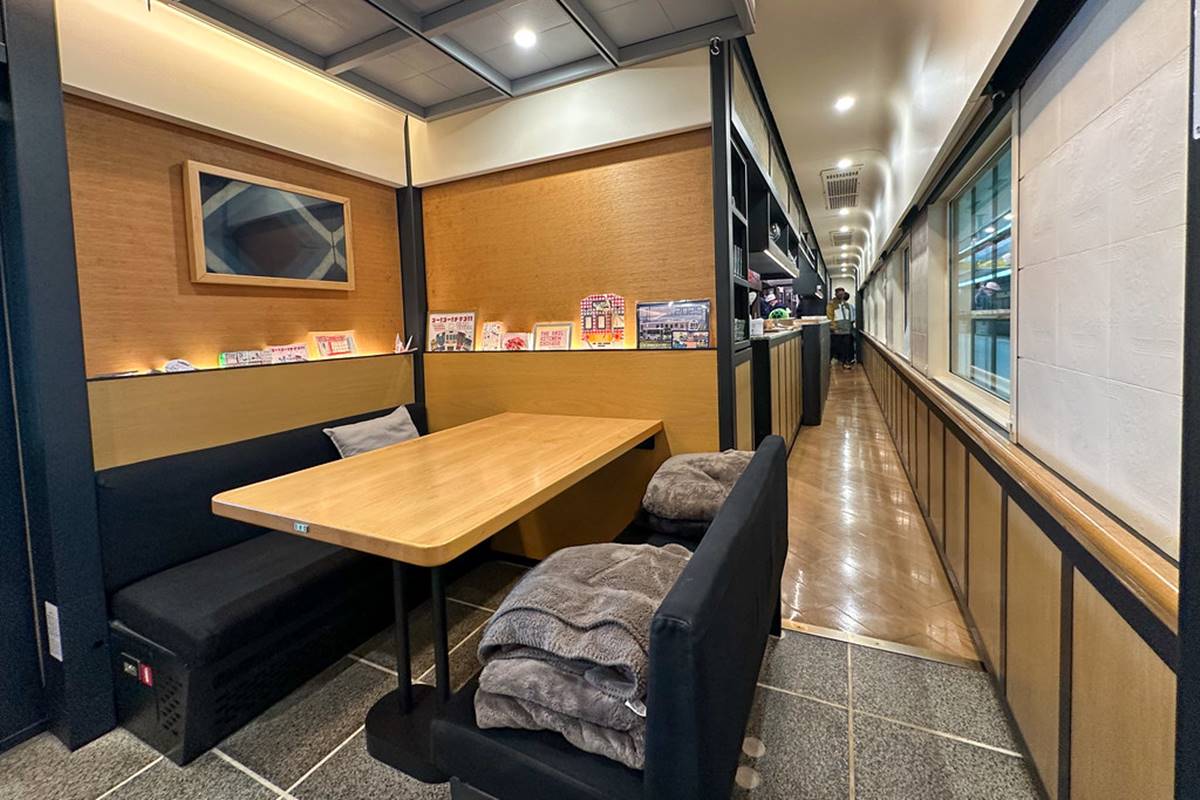 車廂內部裝潢融合了筑後地區的竹編工藝與地方特色,甚至列車工作人員的制服也都是筑後製造喔!(圖/加小菲愛碎碎念 提供)