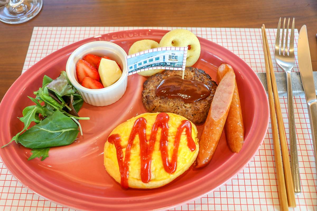 兒童餐的設計也十分貼心,包含玉米濃湯、蛋包飯、漢堡排與薯餅,兼顧小朋友的口味與營養。(圖/加小菲愛碎碎念 提供)