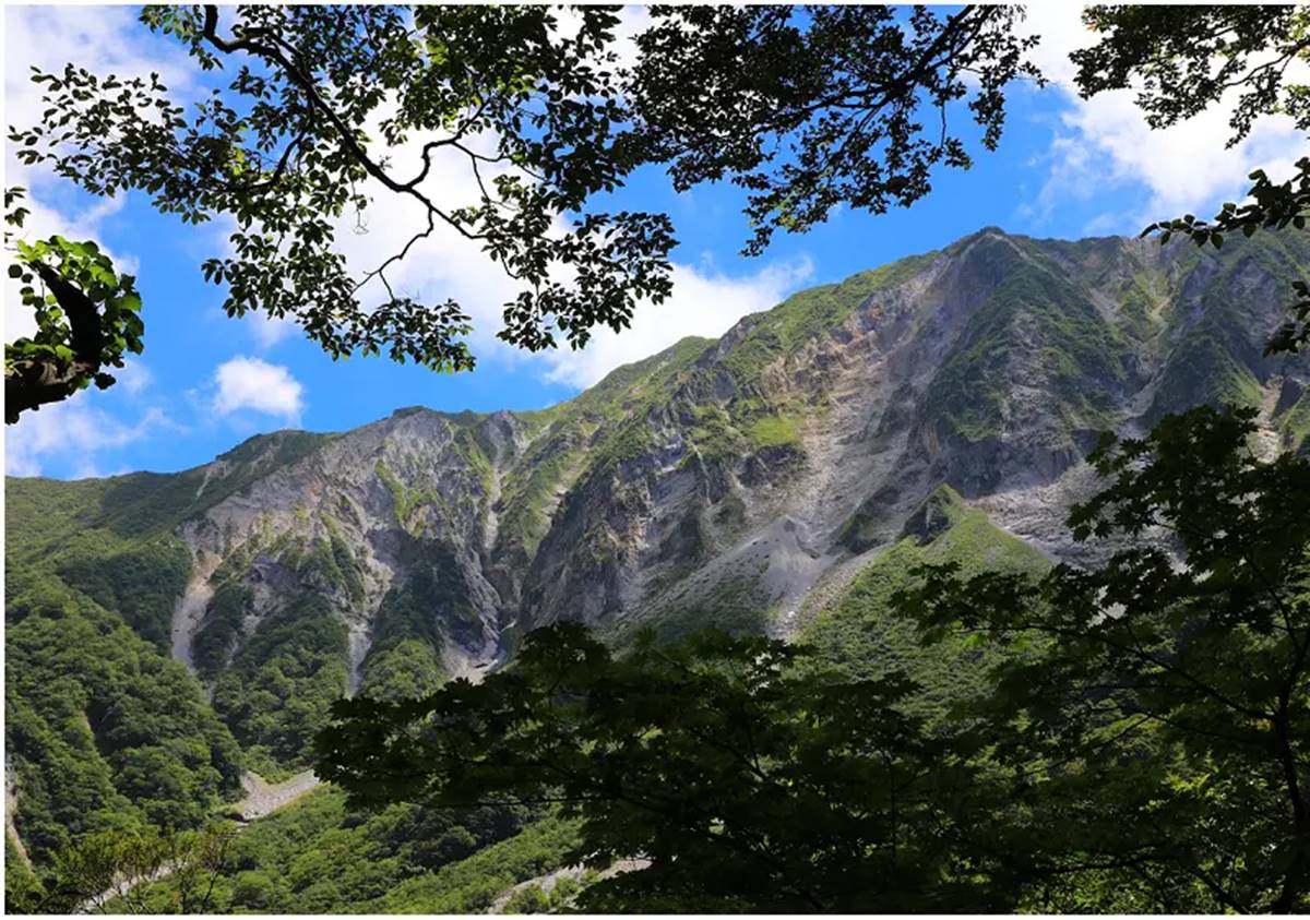 「鳥取大山」是日本中國地區的最高峰,海拔達1709公尺,被譽為日本西部最神祕且具代表性的山岳。(圖/肉魯 走遍全台灣環遊全世界 提供)