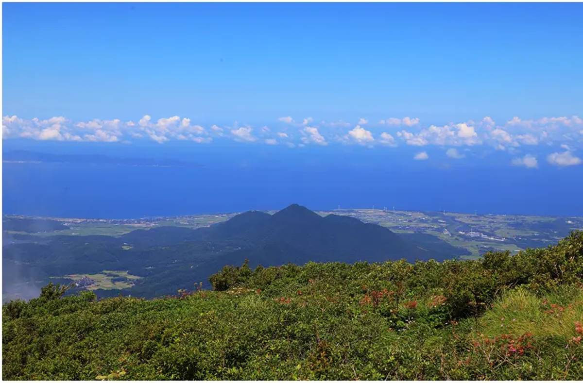 鳥取大山視野能見度超廣,就連島根縣的島根半島也能看到。(圖/肉魯 走遍全台灣環遊全世界 提供)