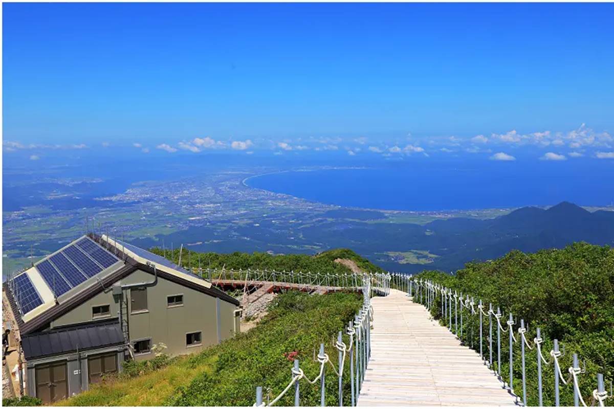 登頂後可見壯闊的美保灣與島根半島,天氣晴朗時視野極佳,令人心曠神怡。(圖/肉魯 走遍全台灣環遊全世界 提供)