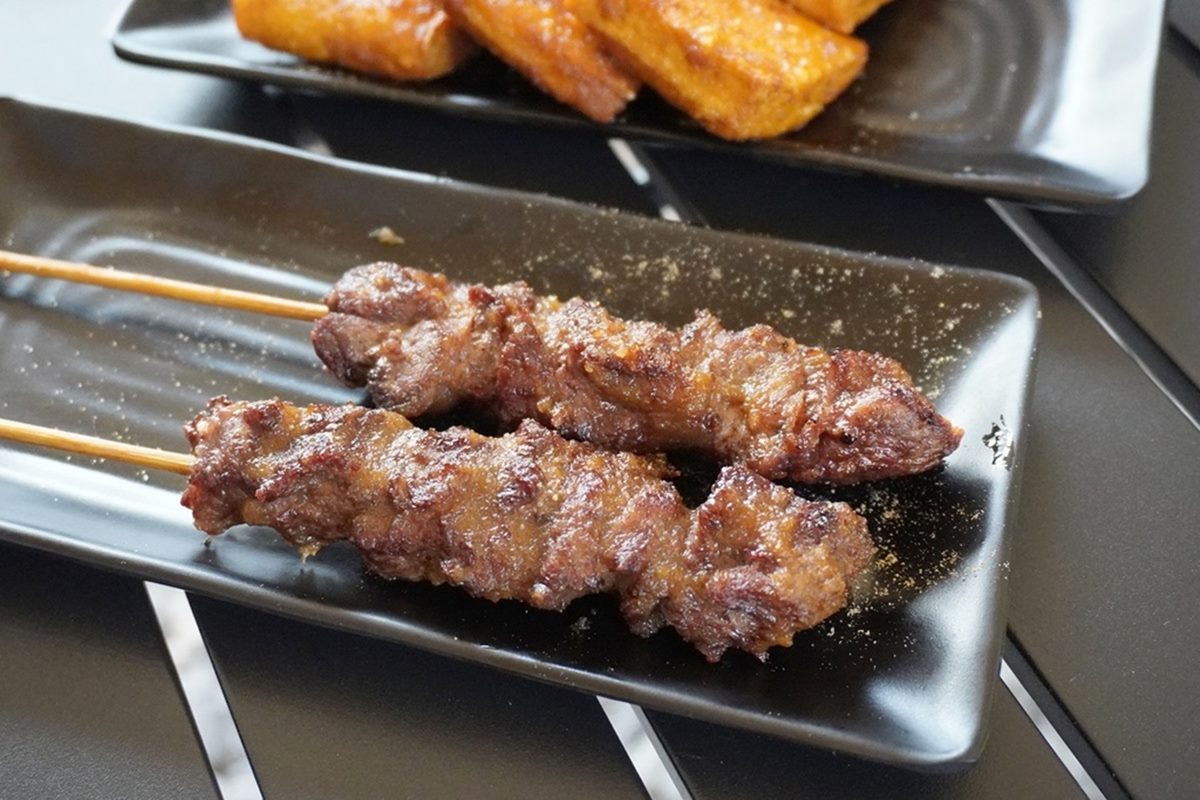 串烤類有培根鳳梨、豆干、牛肋串等選擇。（圖／林甜蜜tanmilin提供）