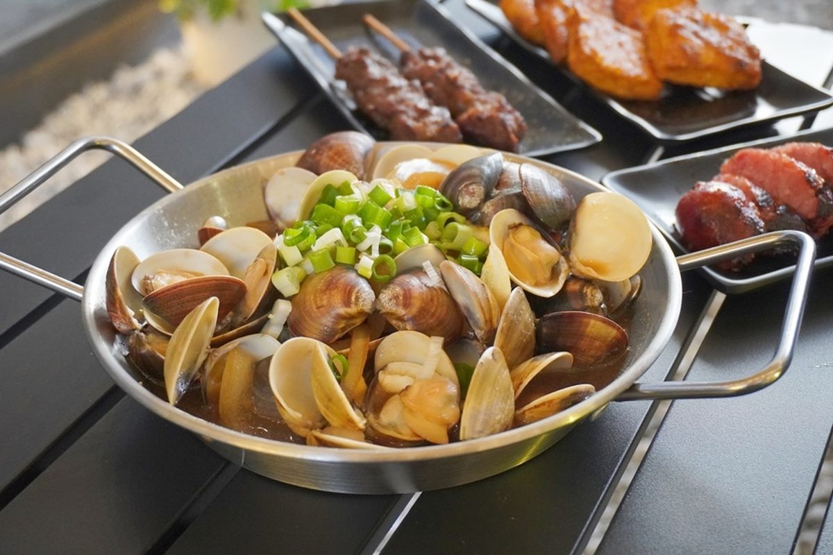 超大碗的蒜香蛤蠣料理。（圖／林甜蜜tanmilin提供）