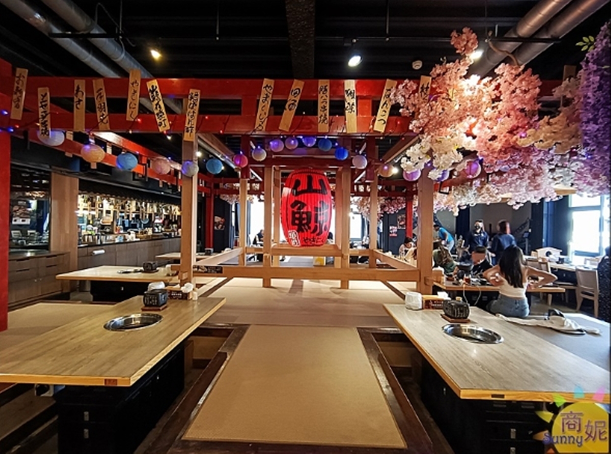 用餐環境充滿祭典風格的大紅燈籠,搭配周圍櫻花樹環繞的東京繁華風情。(圖/商妮吃喝遊樂提供)