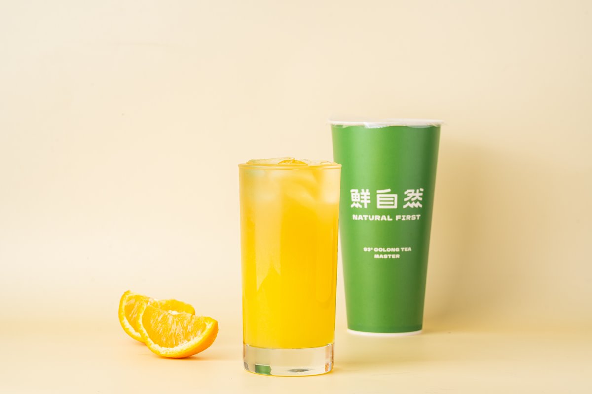 「橙橙四窨茉莉綠」以來自屏東九如的現榨橙汁,結合四次窨製的茉莉綠茶。(圖/鮮自然提供)