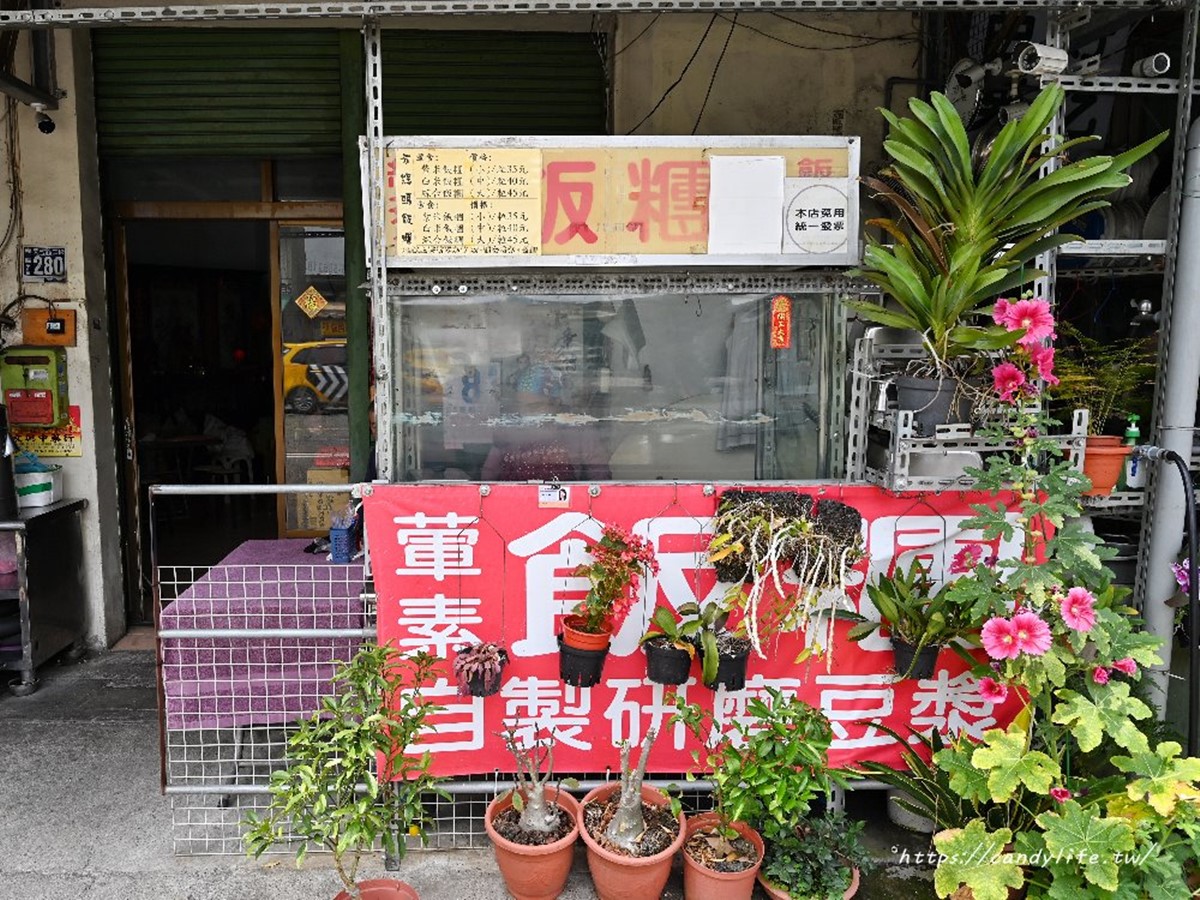 「何太太飯糰」店面就是一台小攤車,專門販售傳統飯糰和豆漿。(圖/翻攝自糖糖's 享食生活)