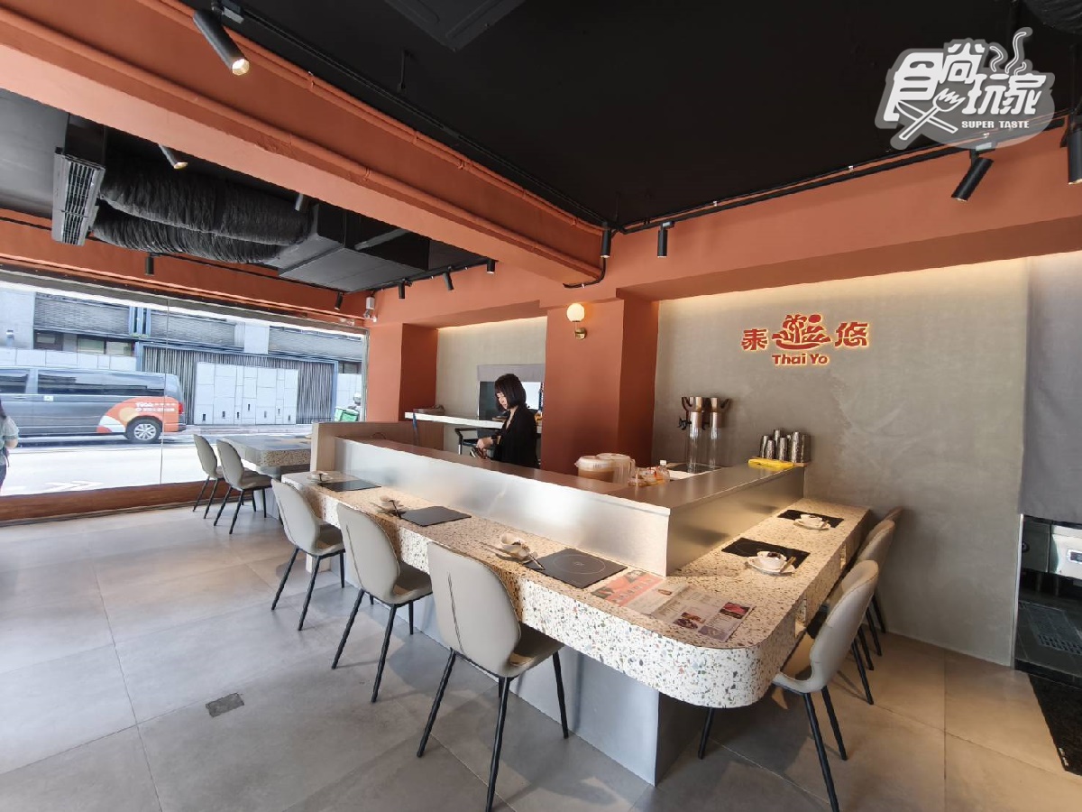 「泰悠」坐落於公館捷運站旁,2層樓建築空間寬敞,加上業者犧牲坪效,用起餐來相當舒適。(圖/食尚玩家)