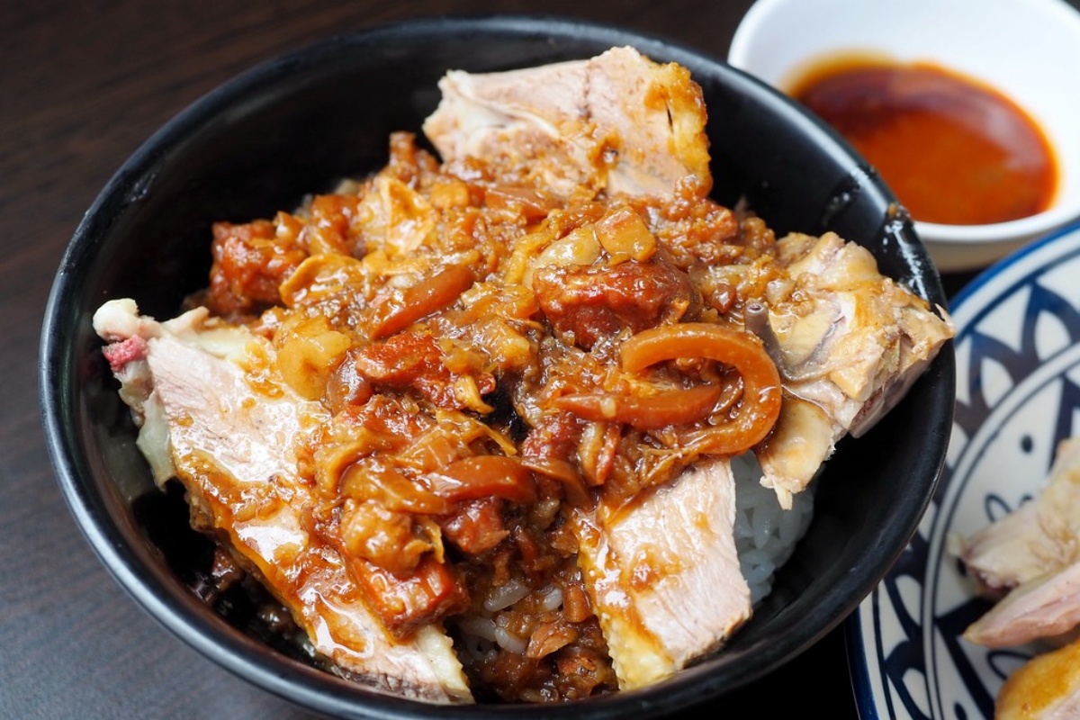 「鴨肉飯」淋上滿滿滷肉飯，香氣十足，鴨肉則是鴨胸的部位，約有3～4塊。（圖／加小菲愛碎碎唸 提供）