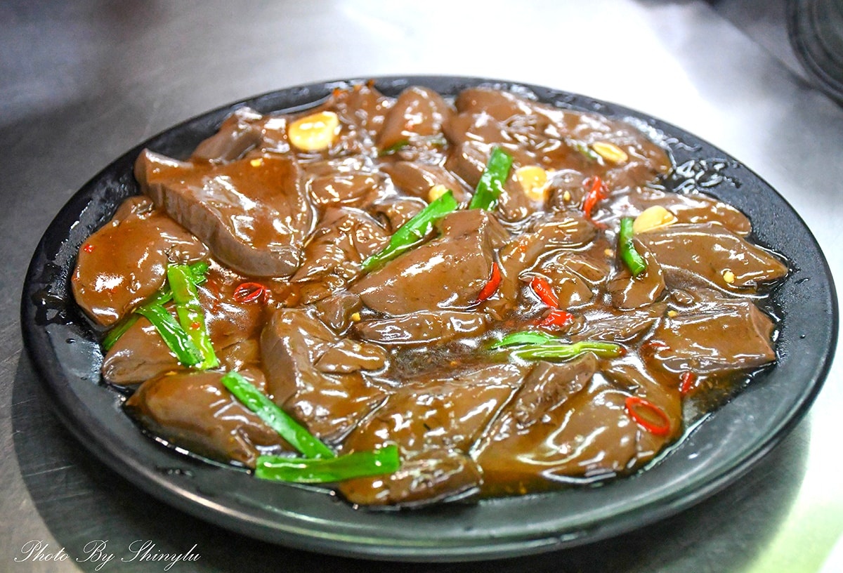 「炒鴨血」是招牌必點，口感滑嫩Ｑ彈，酸溜溜又辣勁十足超下飯。（圖／呂萱萱愛分享 提供）