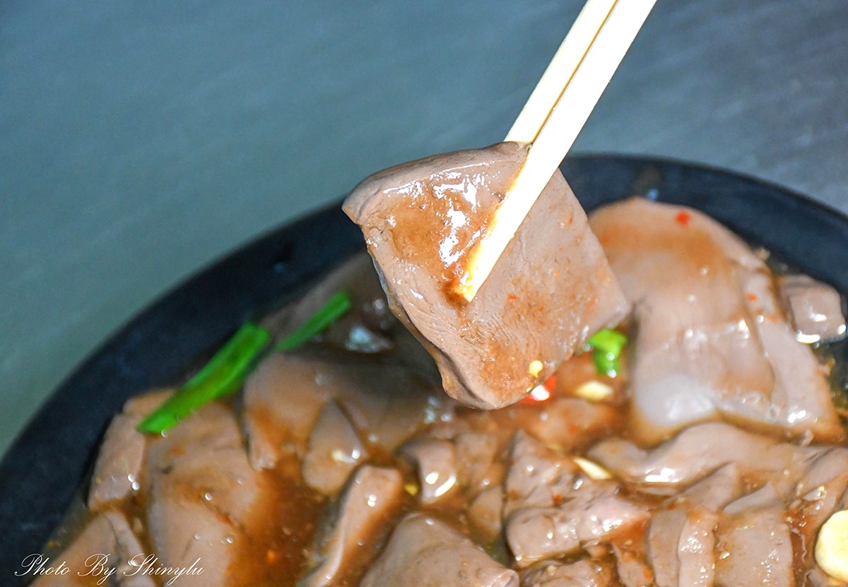 「炒鴨血」是招牌必點，口感滑嫩Ｑ彈，酸溜溜又辣勁十足超下飯。（圖／呂萱萱愛分享 提供）