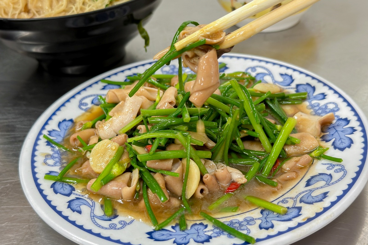 「炒鴨腸」加入韭菜大火快炒，香氣十足，酸辣開胃。（圖／巧莉的世界流浪筆記 提供）