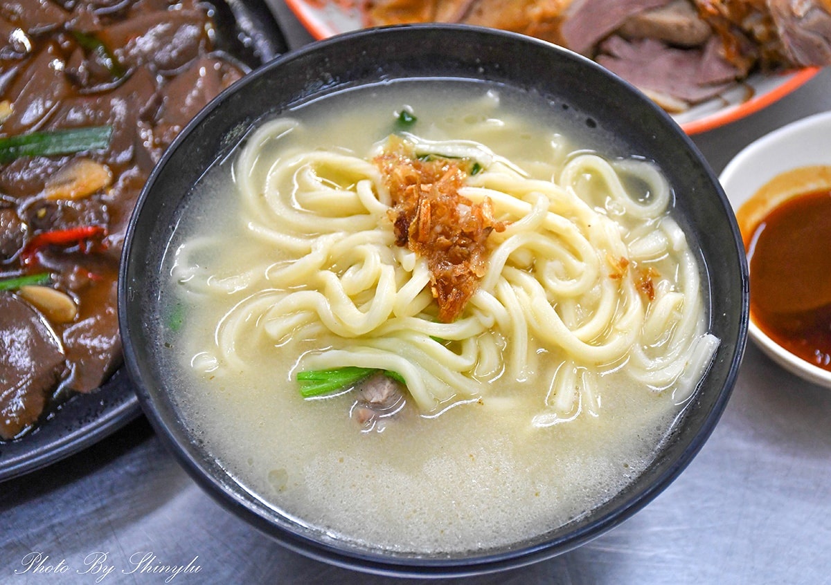 「鴨肉湯麵」麵量很多，麵體偏粗、口感Q，湯頭鹹香會回甘，底下還藏有鴨肉塊。（圖／呂萱萱愛分享 提供）