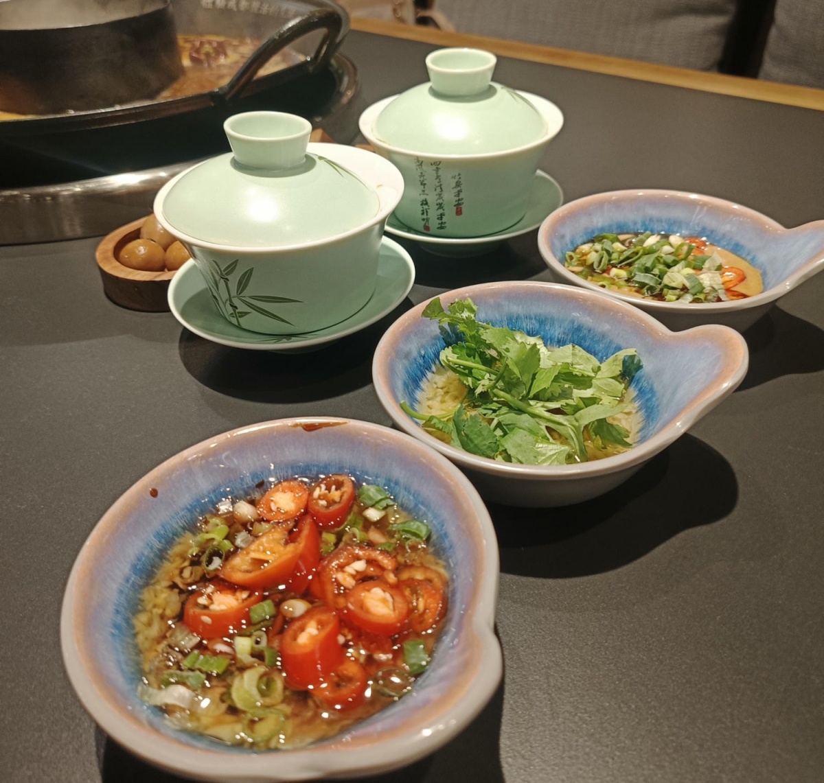 吃重慶火鍋,醬料絕不可少,客人可以依照自身喜好自由調配專屬醬料。(圖/舒愛吃愛玩樂的世界提供))