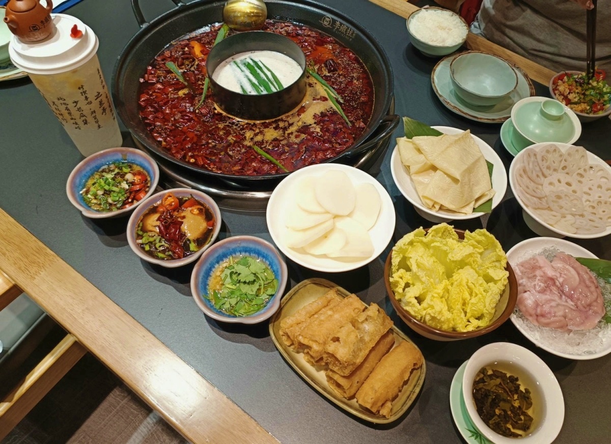 店內用餐方式採單點制,先選火鍋湯頭,再選火鍋食材。(圖/舒愛吃愛玩樂的世界提供)