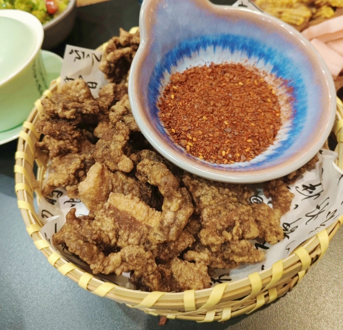 「椒麻小酥肉」(180元)可以直接當炸物點心享用,也能再丟進火鍋裡涮過再吃。(圖/舒愛吃愛玩樂的世界提供)