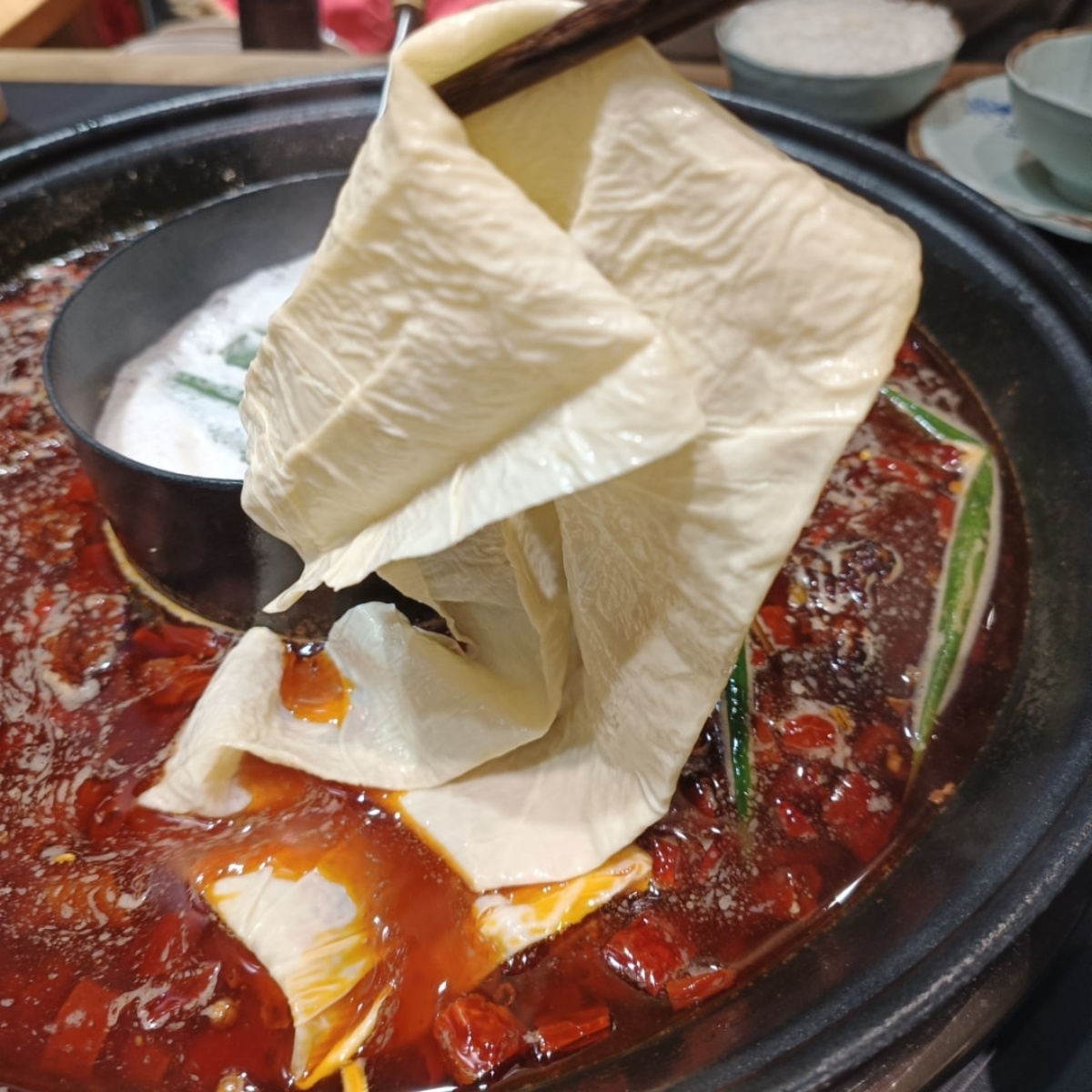 「豆漿鮮豆皮」(100元)口感滑嫩,吸飽香辣湯汁更加好吃。(圖/舒愛吃愛玩樂的世界提供)