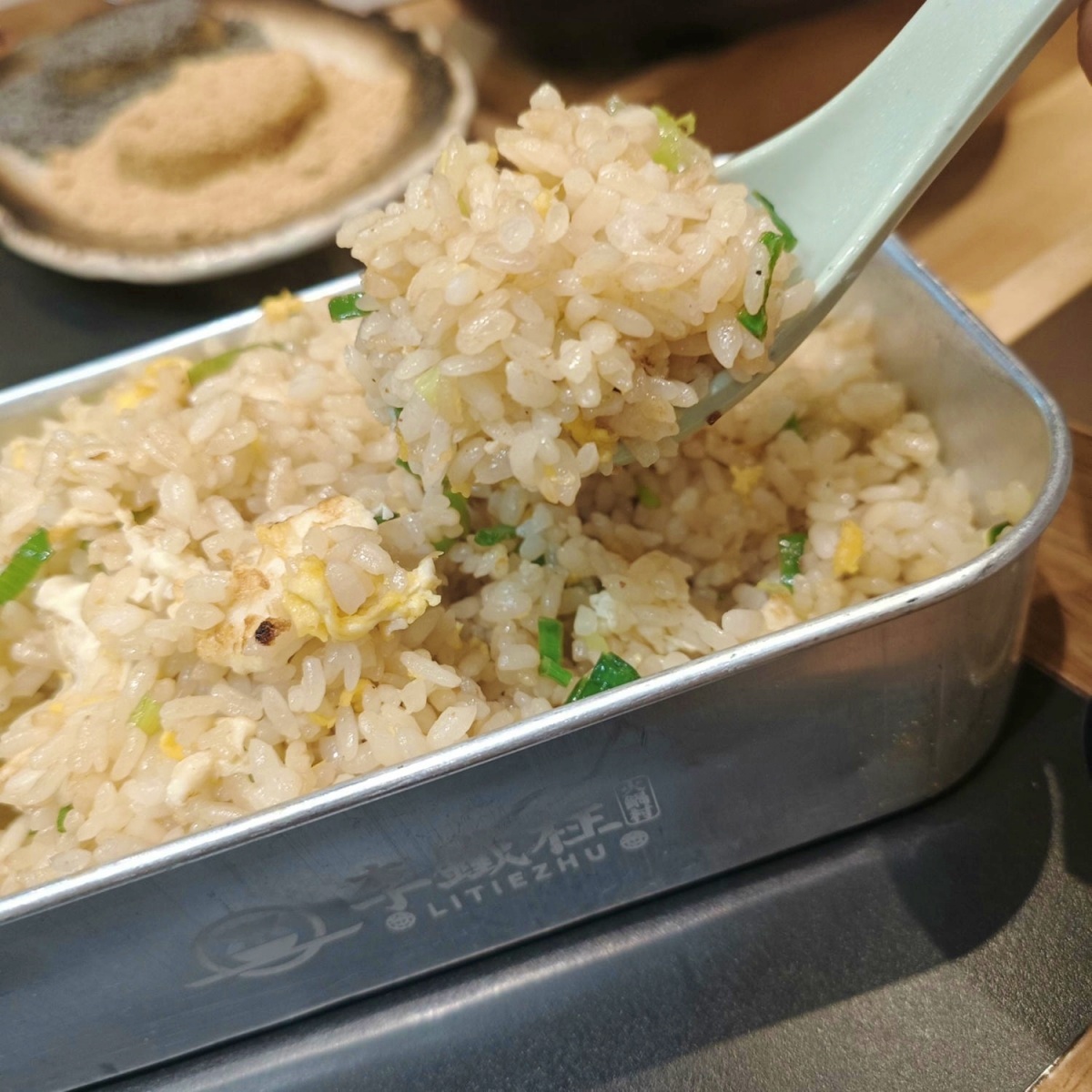 「鐵盒蛋炒飯」(160元)經過大火快炒,散發濃郁蛋香與蔥香,是店裡必點的特色菜之一。(圖/舒愛吃愛玩樂的世界提供)