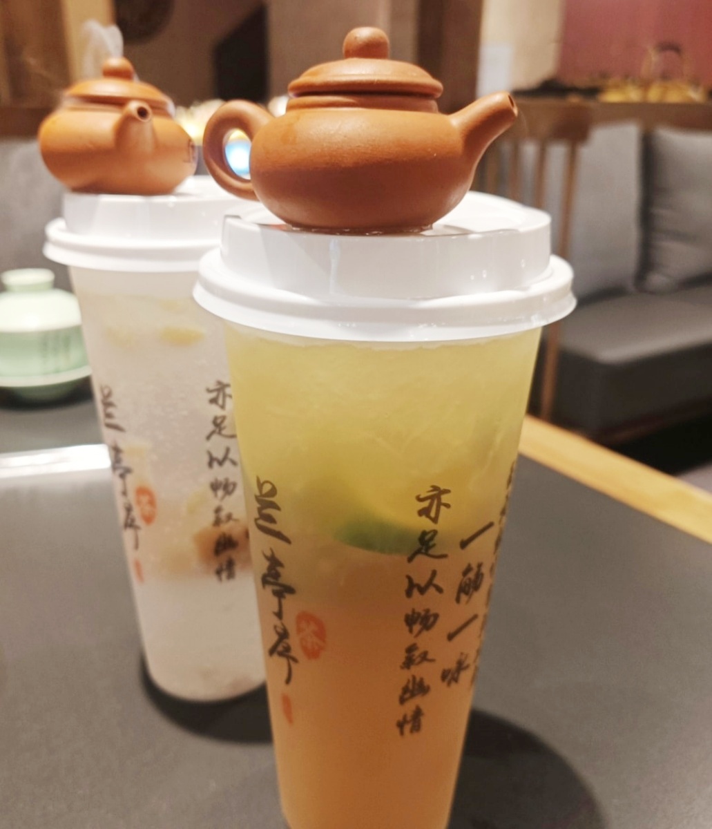 吃火鍋搭配的解膩飲品,推薦「鹹檸氣泡飲」(100元)、「爆打檸檬茶」(100元)滋味都很清爽。(圖/舒愛吃愛玩樂的世界提供)