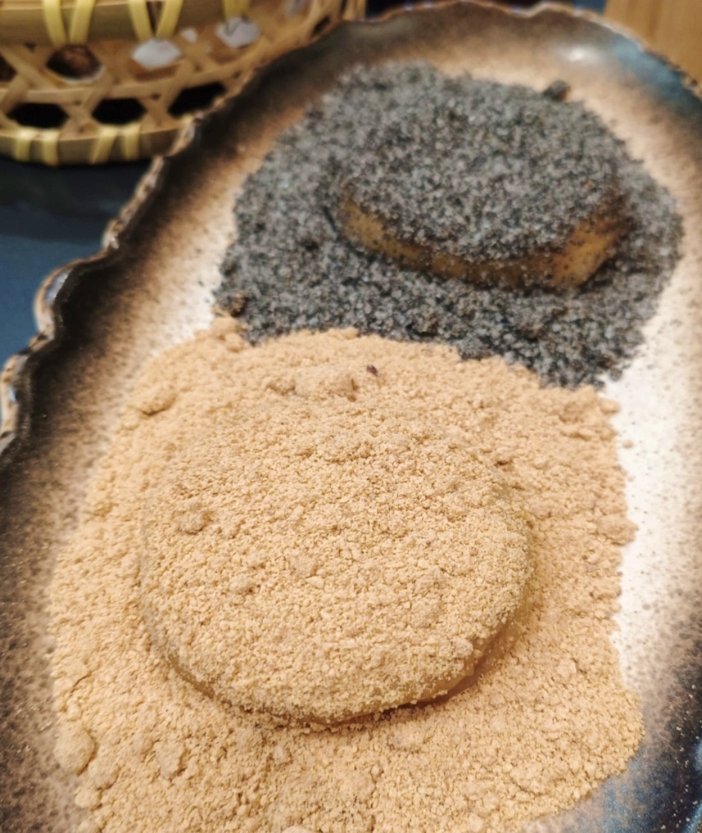 「太極燒麻薯」(160元)每份有2粒,分別沾上芝麻粉、花生粉,2種風味一次滿足。(圖/舒愛吃愛玩樂的世界提供)