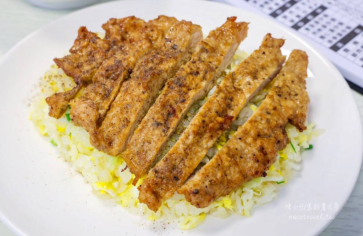 「排骨蛋炒飯」（140元）以香氣十足的蔥蛋炒飯襯底，頂部的排骨很大一片。（圖／陳小可的吃喝玩樂 提供）