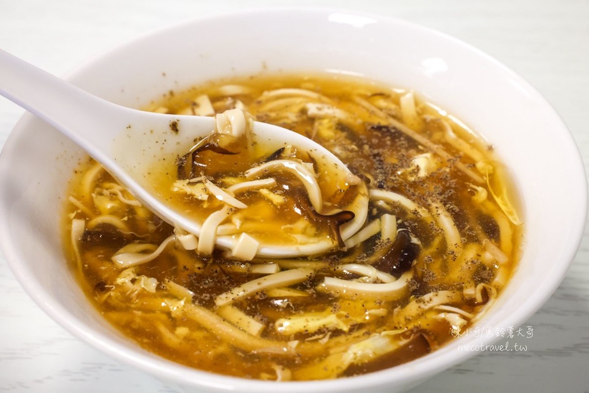 「酸辣湯」（50元）用料豐富，湯頭酸香夠味，清爽不膩口。（圖／陳小可的吃喝玩樂 提供）