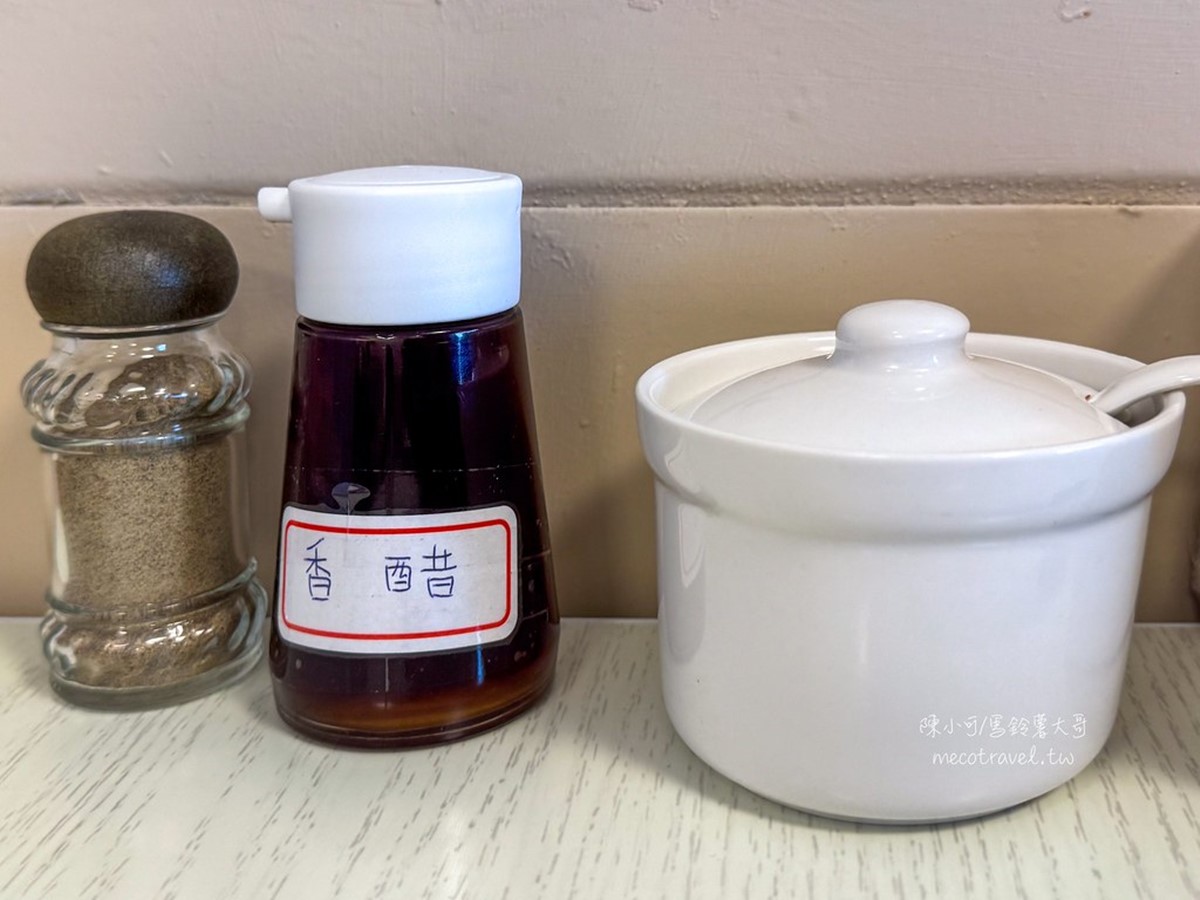 每桌都有貼心提供香醋、胡椒粉和辣醬，愛吃重口味的朋友都能自行添加。（圖／陳小可的吃喝玩樂 提供）