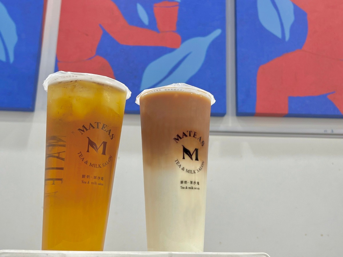 期間購買「大杯盧哈娜鮮奶茶」(圖右),即可獲得「大杯白桃烏龍茶」(圖左)。(圖/食尚部落客)