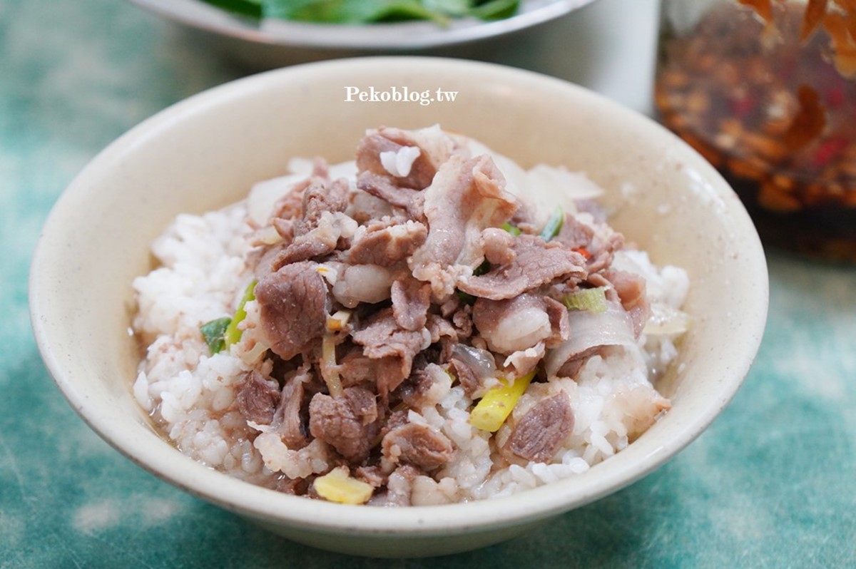 招牌「羊肉飯」(80元,大碗、65元,小碗)是湯汁偏多的路線。(圖/PEKOのSimple Life 提供)