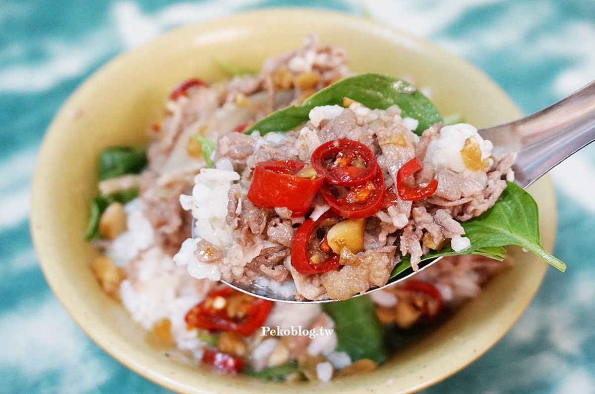 加了九層塔、蒜頭辣椒醬油的羊肉飯,不只配色更加鮮明可口,風味也更佳。(圖/PEKOのSimple Life 提供)