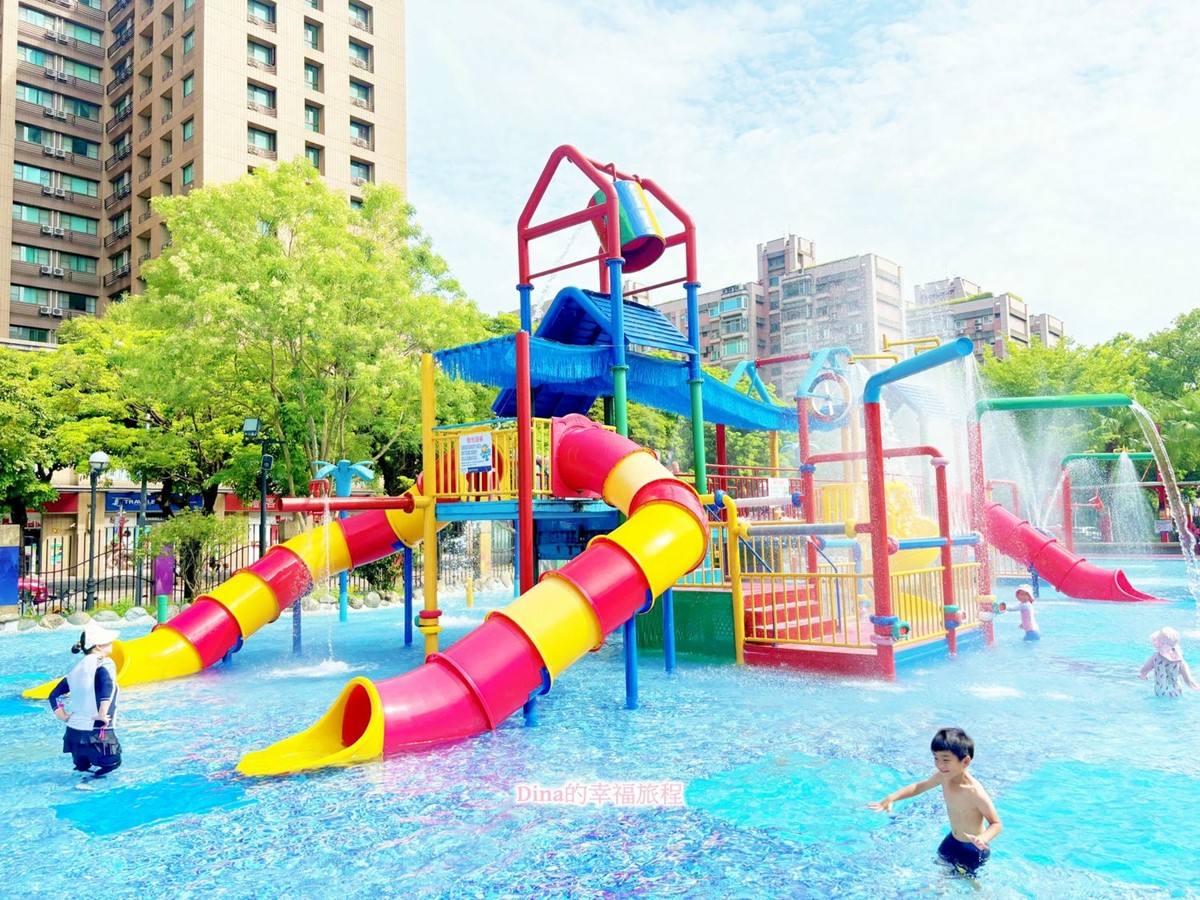 「水鄉庭園」是主要的玩水區域,有溜滑梯和噴水設施。(圖/Dina的幸福旅程 提供)