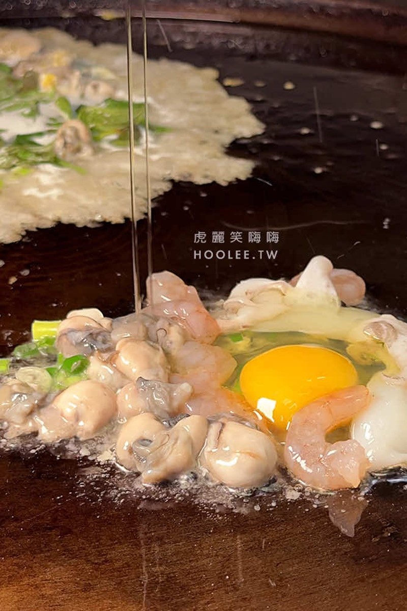 「綜合煎尬麵」(130元)可以一次吃到蚵仔、蝦仁、花枝3種好料,分量十足。(圖/翻攝自虎麗笑嗨嗨)