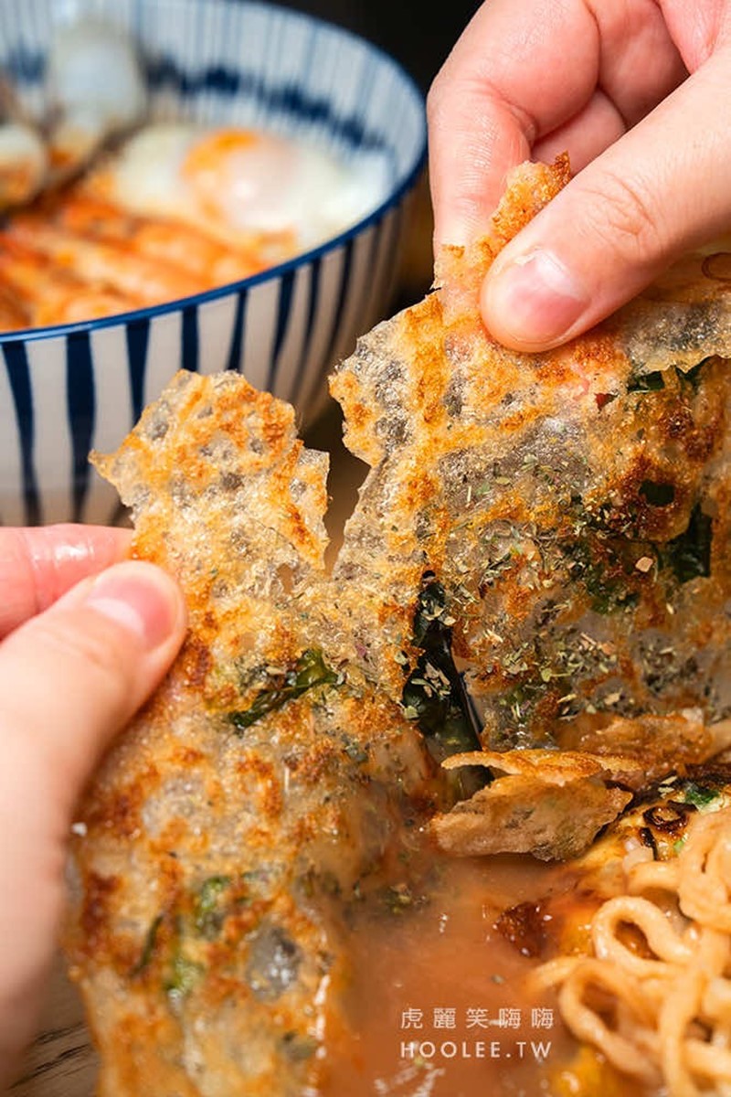 剛煎好的餅皮非常酥脆,很像在吃餅乾。(圖/翻攝自虎麗笑嗨嗨)