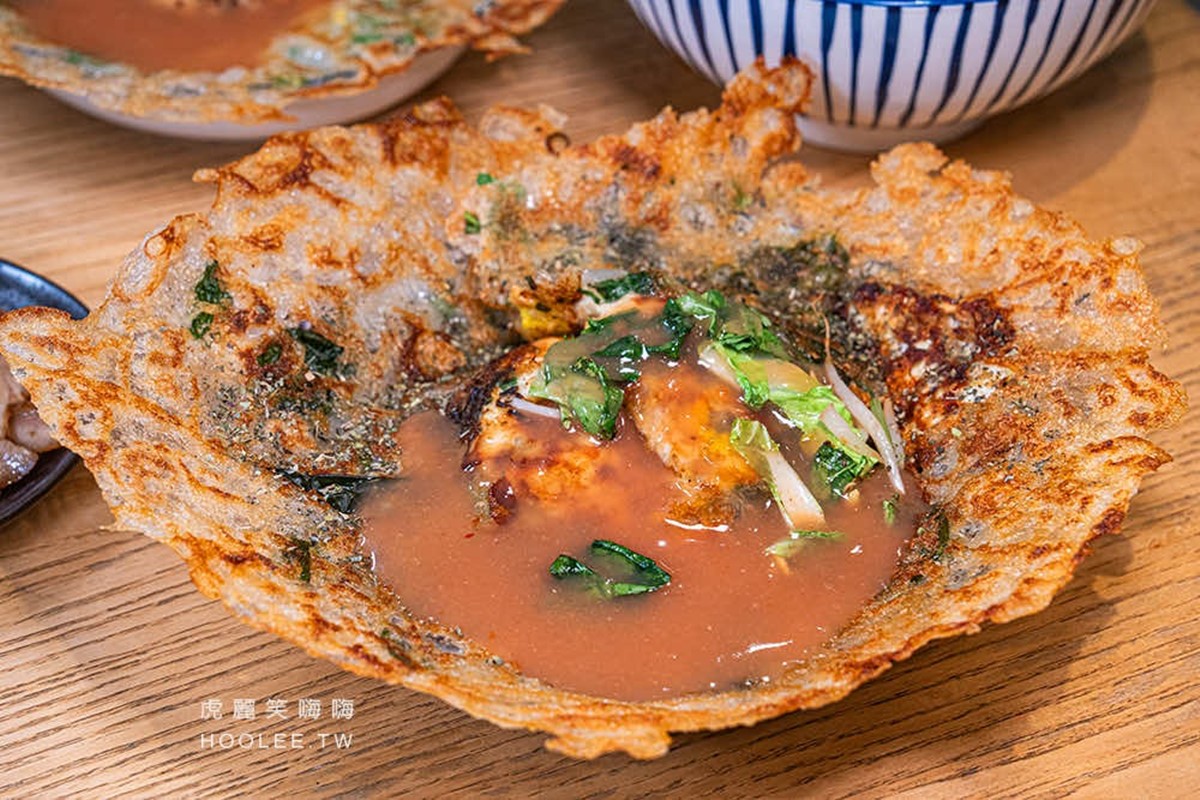 「蚵仔煎尬麵」(120元)裡面藏了香Q鍋燒意麵,是很特別的吃法。(圖/虎麗笑嗨嗨 提供)