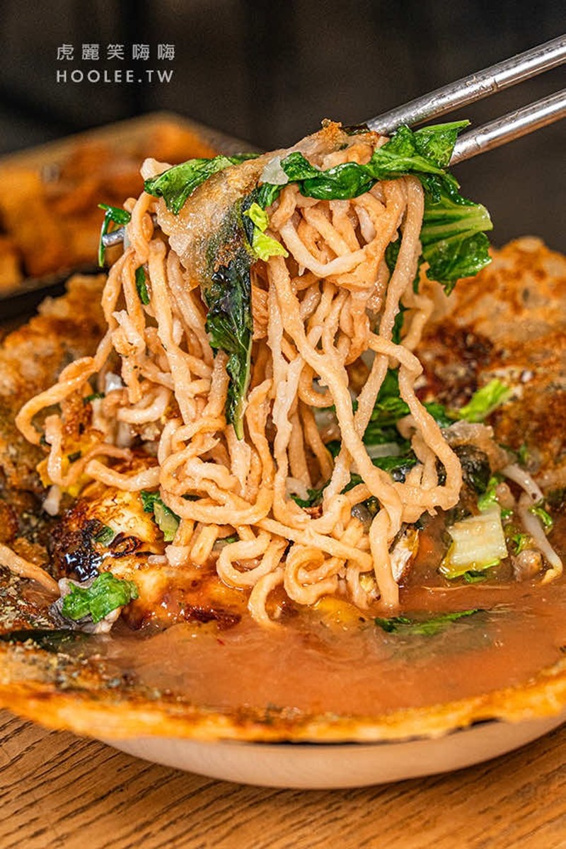「蚵仔煎尬麵」(120元)裡面藏了香Q鍋燒意麵,是很特別的吃法。(圖/翻攝自虎麗笑嗨嗨)